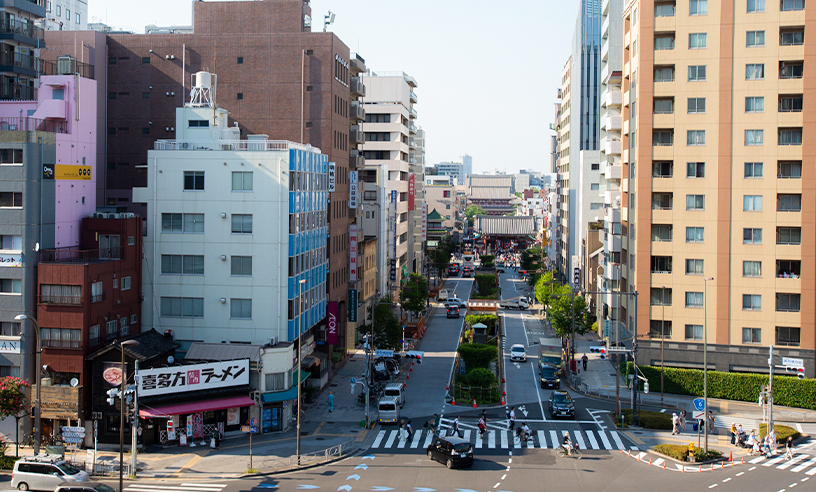 大きな窓からは雷門が一望